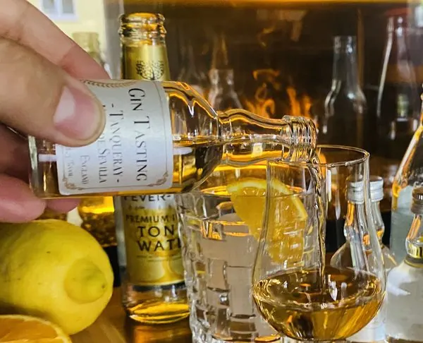 Gin wird in ein Nosingglas eingeschenkt