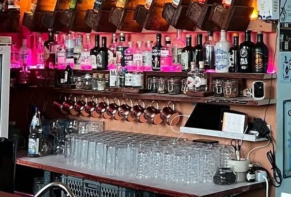 Kupferbecher und Gläser an der Theke
