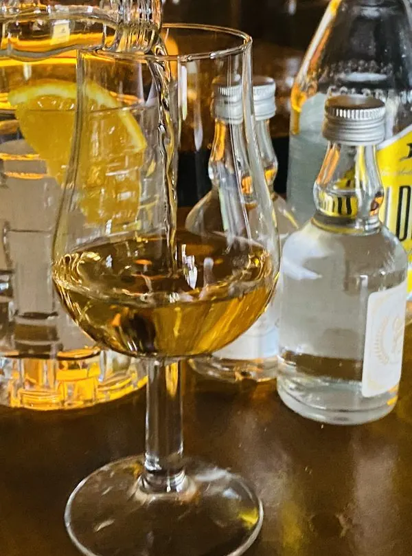 Nosingglas mit Gin, daneben Probierflaschen