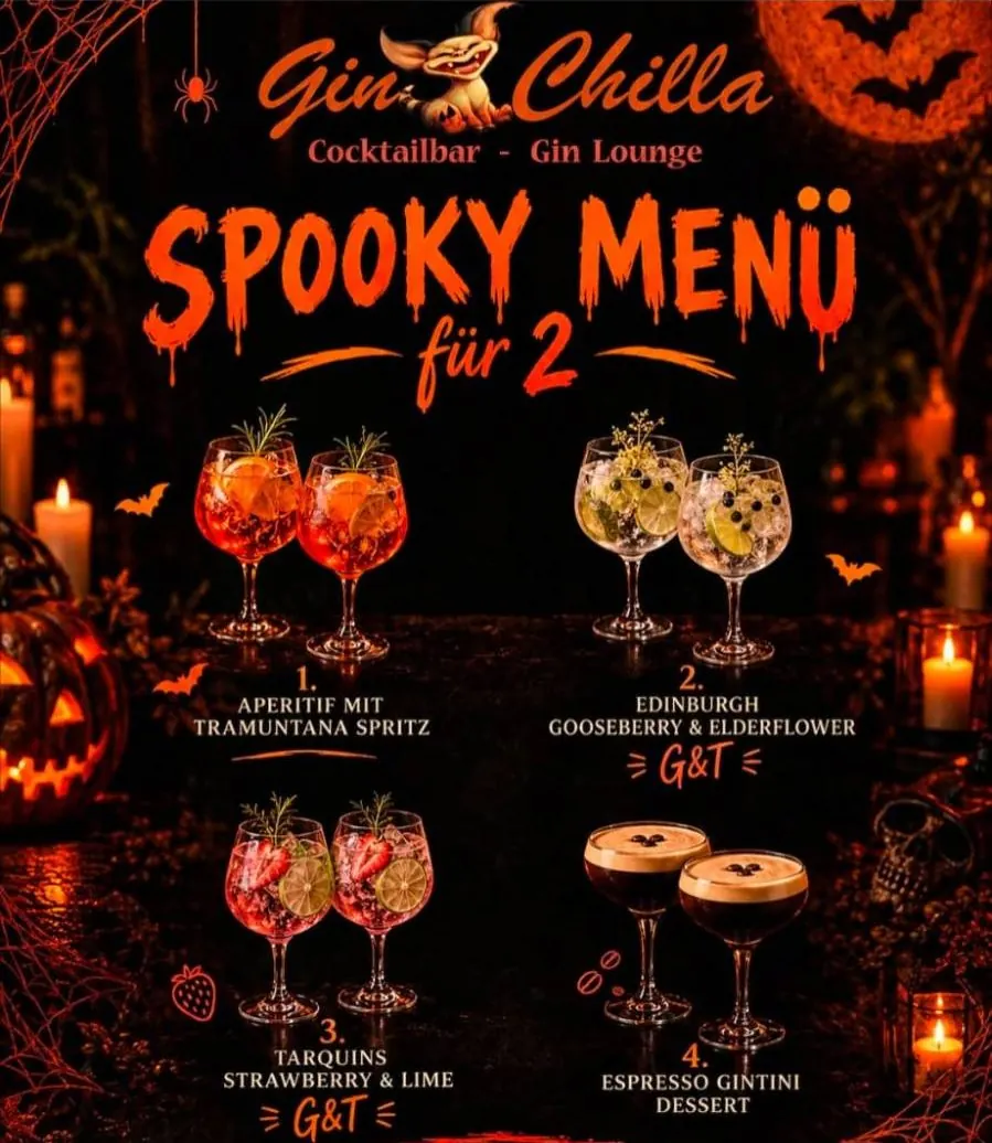 Plakat Spooky Menü für 2 der Gin Chilla Bar mit vier Drinks vor Kürbissen und Kerzen